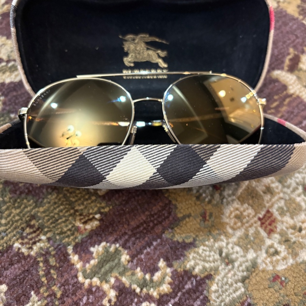 Burberry Original Sunglasses 🕶 - Picture 15 of 15